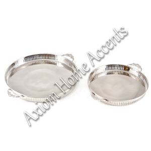 Bandeja DE SERVICIO DE Metal de latón hecha a mano clásica con asa Bandeja de servicio decorativa para Navidad Plateado por Axiom Home Accents - Product Image 1