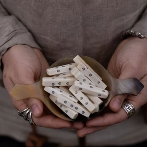 Dés de jeu en os de buffle et de chameau, polis, sur mesure, de qualité supérieure, à six faces, de 20 mm, carrés et creux, à prix abordables - Product Image 1