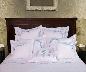 Parures de lit en coton personnalisées brodées de jolies fleurs de lys, avec taies d'oreiller, pour la maison, l'hôtel et les mariages - Vente en gros - Product Image 1