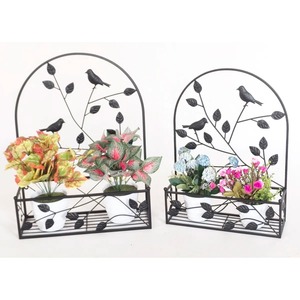 Pot de fleurs suspendu rustique avec doublure en fibre de coco et structure métallique pour jardinières d'extérieur - Product Image 2