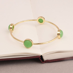 Bracelet minimaliste en prehnite plaqué or, fait main, avec pierre précieuse ronde, pierre de naissance d'août, bijou statement, cadeau pour maman - Product Image 1