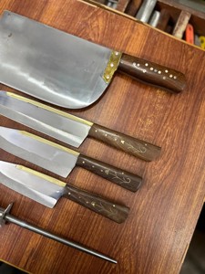 Ensemble de couteaux de boucher artisanal sur mesure en cinq pièces, lames en acier inoxydable, manches en bois, bord droit, ambidextre, avec étui en cuir - Product Image 2