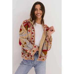 Chaqueta Bordada Suzani de Algodón Beige Hecha a Mano, Chaqueta Bordada Floral Roja Uzbeka, Estilo Boho Chic Vintage para Mujer - Product Image 3