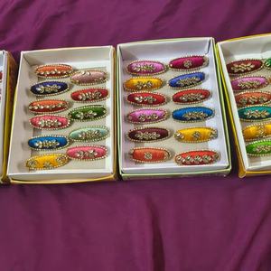 Elegante Juego de Pinzas para el Cabello de Seda Hechas a Mano con Trabajo Kundan, Accesorios Étnicos Coloridos para el Cabello para Mujeres y Niñas, para Bodas y Fiestas - Product Image 1