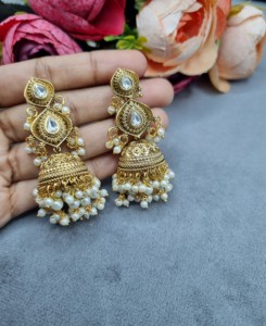 Pendientes Jhumka con Perlas Delicadas y Cristales en Forma de Gota, Chapados en Oro, para Fiestas y Eventos Étnicos, Colección de Joyería Festiva - Product Image 1