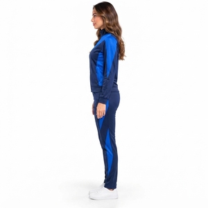 Survêtement zippé pour femme, coupe confortable et coutures de qualité, idéal et élégant, fabriqué avec un matériau respirant et une construction flexible. - Product Image 6
