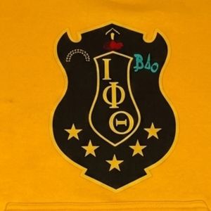 เสื้อสเวตเชิ้ตคอกลม Iota Phi Theta Gold Crest ผ้าเชนิลล์ พรีเมียม เสื้อผ้ากรีกสำหรับพี่น้องในสมาคม - Product Image 2