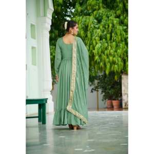 Robe de soirée en soie Vichitra brodée avec dupatta - Product Image 3