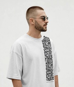 T-shirt blanc à manches courtes pour homme Oneten Apparel, coupe classique, col rond, avec impression de calligraphie arabe noire - Product Image 3