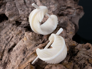 Pendientes de Aro Hechos a Mano, Ecológicos y Orgánicos, con Plumas y Hueso de Búfalo, Estilo Tribal, Blancos, Artesanía Natural - Product Image 2