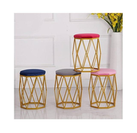 Pouf rond Bailey en velours, style nordique moderne, avec base en métal doré, disponible au meilleur prix