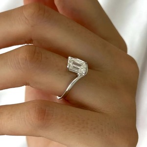 Bague de fiançailles incurvée en or blanc 18 carats avec diamant de laboratoire taille émeraude, solitaire unique imbriqué, certifié IGI, tendance, vente en gros - Product Image 4
