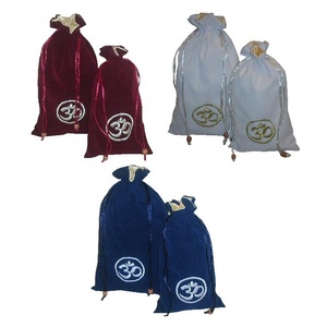 Pochette à bijoux en velours noir personnalisée de haute qualité en gros OEM Logo brodé Sacs cadeaux avec cordon Conteneur en velours - Product Image 1