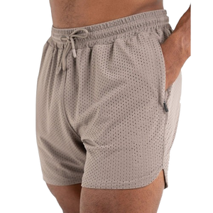 Pantalones cortos de malla transpirable para hombre con cordón en la cintura y bolsillos, ropa deportiva informal, cortos, de poliéster tejido, color gris. - Product Image 1