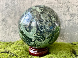 Sphère de jaspe Kambaba polie, boule de pierre naturelle avec des taches noires, objet de collection artistique, globe décoratif - Product Image 2