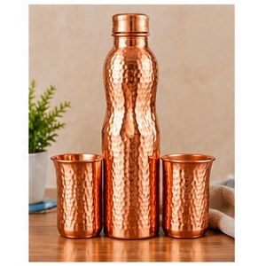 Botella de Agua Moderna de Cobre con Dos Vasos, Acabado Martillado, Juego de Bebidas Portátil, Diseño Tradicional para Uso Doméstico - Product Image 1