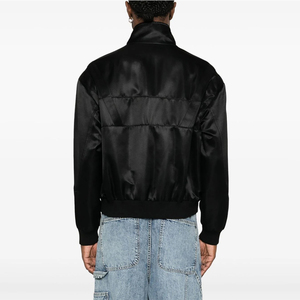 เสื้อแจ็คเก็ตซาตินน้ำหนักเบาสำหรับสุภาพบุรุษ สีดำ แขนยาว ซิปยาว เสื้อแจ็คเก็ตบอมเบอร์ซาตินผู้ชาย พร้อมบริการ OEM - Product Image 4