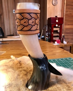 Tasse à boire en corne de buffle nordique de qualité supérieure, fabriquée à la main, style médiéval, pour miad ou bière, avec bande en cuir. - Product Image 4