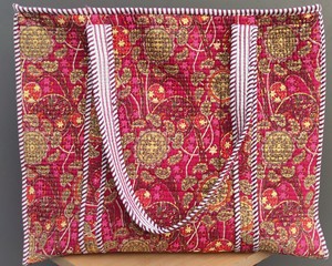 Sac fourre-tout en coton matelassé Kantha à motif floral pour femme, avec fermeture éclair, chaînes, deux poignées/bretelles, pour le quotidien, la plage, les voyages et le shopping - Product Image 1
