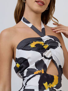 เดรสทรงเอไลน์สีดำลายทรอปิคอล ผ้าจอร์เจตต์ ทรงวี คอวี แขนกุด ความยาวปานกลาง ชายกระโปรงบาน สำหรับผู้หญิง เป็นมิตรต่อสิ่งแวดล้อม - Product Image 3