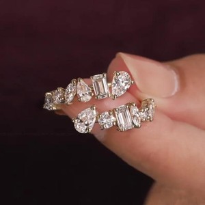 Anillo de diamantes multiforma en oro amarillo macizo con esmeraldas en corte pera, marquesa, redondo y mixto, diseño de racimo dinámico asimétrico abierto - Product Image 1
