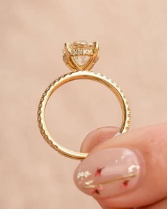 Anillo de Compromiso de Plata 925 con Moissanita de Corte Redondo, Halo Oculto y Acentos Pavé, Joyería de Boda - Product Image 1