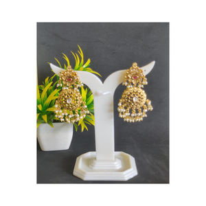 Boucles d'oreilles Jhumka traditionnelles indiennes ZYRA JEWELS, design Lakshmi doré avec perles vertes et gouttes de perles - Product Image 6