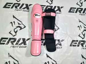 Mejores espinilleras de cuero personalizadas para Muay Thai, Boxeo y Kick Boxing, de alta calidad, con protección para piernas, marco de acero al carbono y cierre de gancho y bucle. - Product Image 3