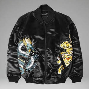 Chaqueta Sukajan elegante y a la moda para hombre, de tela satinada ligera con un moderno patrón bordado. - Product Image 1