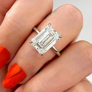 Élégante bague de fiançailles solitaire en or blanc massif 14 carats avec moissanite taille émeraude allongée 5 carats et 4 griffes - Product Image 5