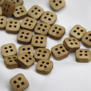 Botones de madera más vendidos y populares, utilizados para prendas de punto, chaquetas y abrigos de invierno, ya que su textura natural se adapta perfectamente. - Product Image 3