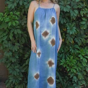 Vestido largo de algodón con efecto tie-dye azul estilo bohemio para mujer, sin mangas, holgado, para verano y playa - Product Image 1