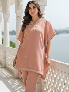 Ensemble Kurti et pantalon mi-long en soie pêche à séchage rapide pour femme, avec broderie, coupe classique, tenue décontractée, style été Inde Pakistan - Product Image 3