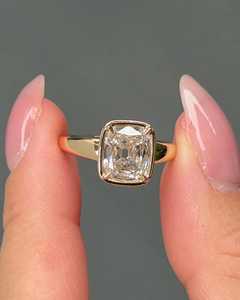 Bague de fiançailles en diamant de laboratoire taille coussin style ancien, 2,50 carats, monture bouton, certifiée IGI - Product Image 3