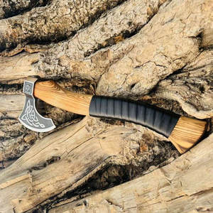 Hache viking style nordique barbu, lame en acier au carbone de qualité industrielle, outil décoratif en bois sculpté pour la maison, la cabane, ou comme cadeau ou objet de présentation - Product Image 3