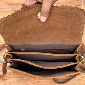 Petit sac à bandoulière à franges en cuir suédé noir usiné et fabriqué à la main pour les cheveux occidentaux des femmes sur le sac à bandoulière floral en cuir de vachette - Product Image 6