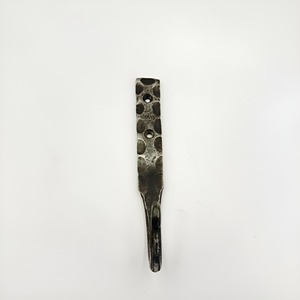 Gancho de pared de metal rústico hecho a mano con superficie texturizada e instalación con taladro para uso decorativo - Product Image 1