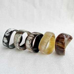 Brazalete de Cuerno de Búfalo Blanco y Negro Hecho a Mano de Alta Calidad, Brazalete de Cuerno Natural a la Moda para Mujer - Product Image 6