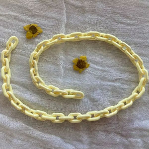 Sculpture en résine multicolore à maillons de chaîne ROSHAN HANDICRAFTS, décoration d'intérieur contemporaine saisissante avec trois éléments surdimensionnés - Product Image 1