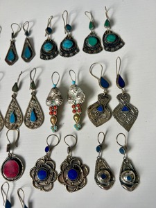 Boucles d'oreilles tribales traditionnelles afghanes de style Chandbali avec franges circulaires en pièces de monnaie en argent patiné et gravures florales détaillées - Product Image 3