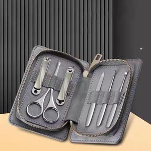 Kit professionnel de manucure en acier inoxydable 5 en 1, portable, avec étui, pour adultes et emballage personnalisé - Product Image 1