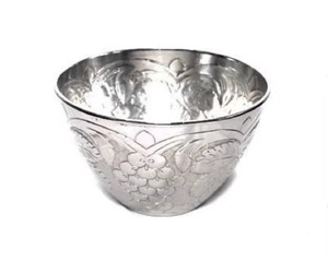 Superbe bol de service en métal, idéal pour servir des aliments secs et liquides, combinaison parfaite de style et de fonctionnalité - Product Image 1