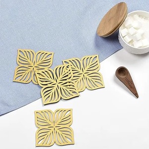 Ensemble de sous-verres en métal doré découpés au laser en forme de fleur, sous-verres décoratifs élégants pour une utilisation luxueuse à la maison, au bureau et pour offrir en cadeau - Product Image 3