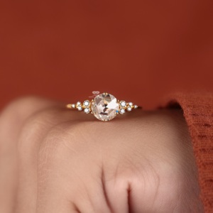 Anillo de compromiso con diamante cultivado en laboratorio de corte redondo y diamantes de acento redondos, engaste Muse, oro de 14K/18K, hecho a mano, anillo nupcial. - Product Image 4
