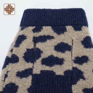 Vestido tipo jersey plegable y lavable para perros y gatos, de poliéster y lana, en azul marino/beige, estilo simple y moderno. - Product Image 2