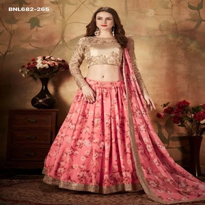 Conjunto de lehenga color melocotón con diseño moderno y elegante, organza con estampado floral digital y lentejuelas bordadas, proveedor de Surat. - Product Image 1