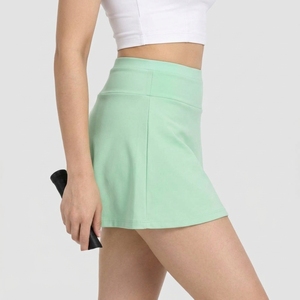 Jupe de tennis respirante pour femme, en tissu extensible doux, offrant une couverture confortable et une performance légère pour l'entraînement au tennis. - Product Image 4