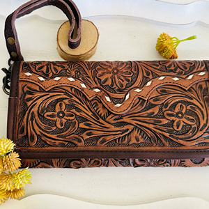 Cartera de Mano con Cremallera, 100% Cuero Genuino, Diseño Floral Tallado a Mano, Elegante y Única para Mujer - Product Image 1