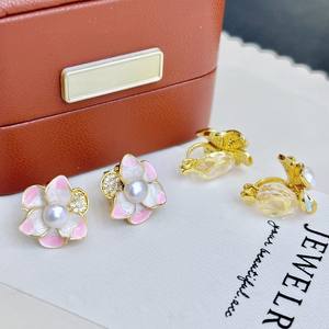 Boucles d'oreilles de luxe en perles d'eau douce naturelles, camélia avec des fleurs incrustées de pierres exquises - Product Image 3