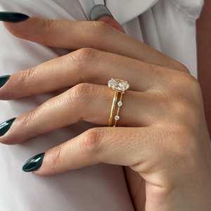 Anillo de Compromiso con Diamante Cultivado en Laboratorio Ovalado de 2 Quilates E VVS2, Conjunto de Anillos de Boda Minimalistas con Solitario y Diamantes Flotantes - Product Image 1